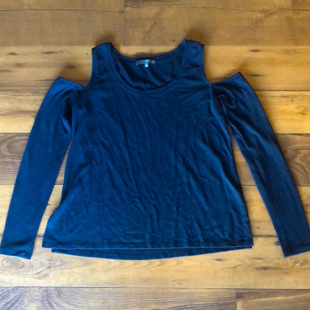 Shirt/ shoulder cut out, very flattering